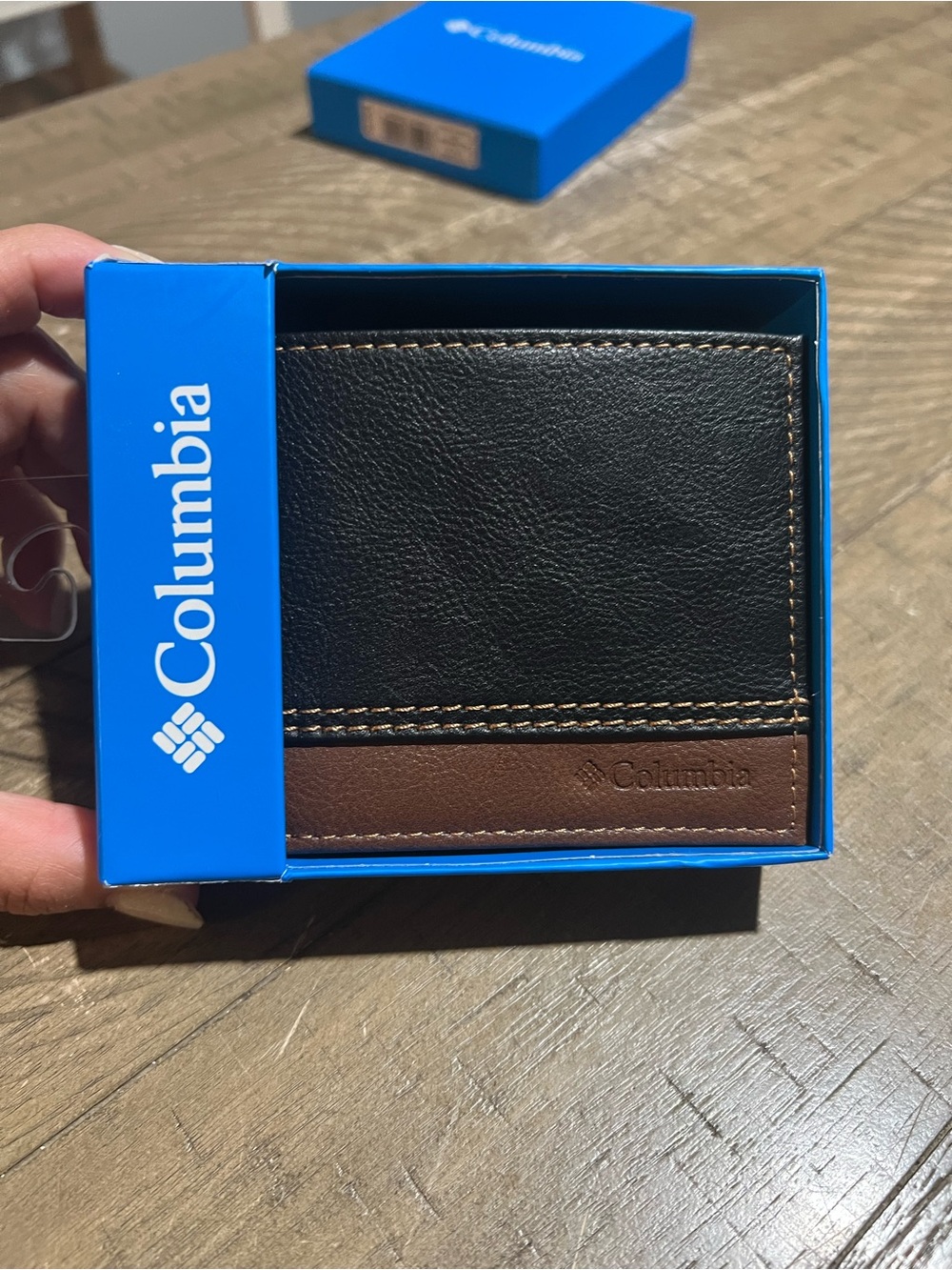🚨SOLD🚨Columbia Two-Tone Black and Brown Bifold Wallet